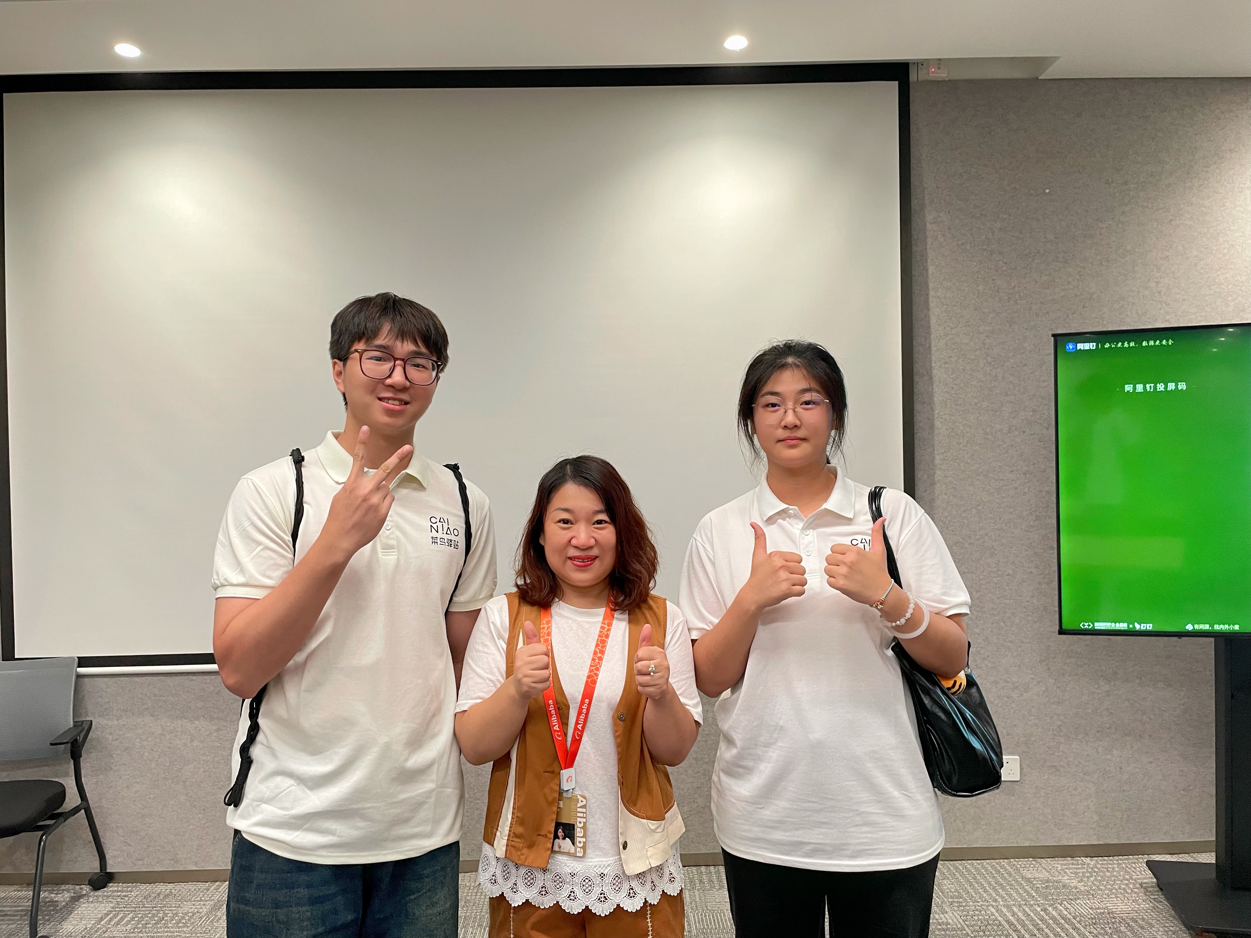 尹依晴、黄涵两名同学参加菜鸟驿站2026炼鹰训练营.jpg