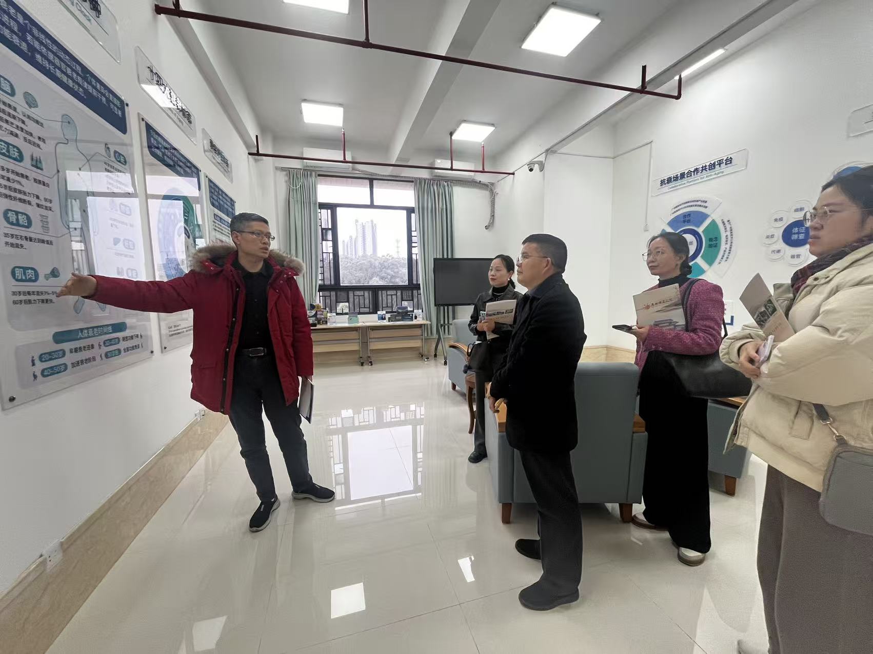 参观银发经济公共实验室.jpg